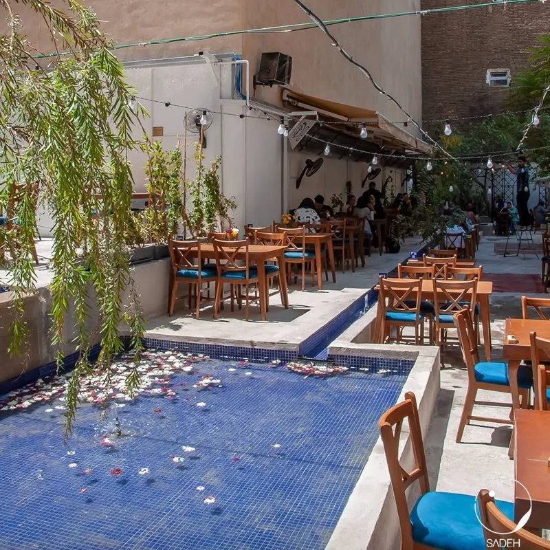 کافه با کارا انقلاب